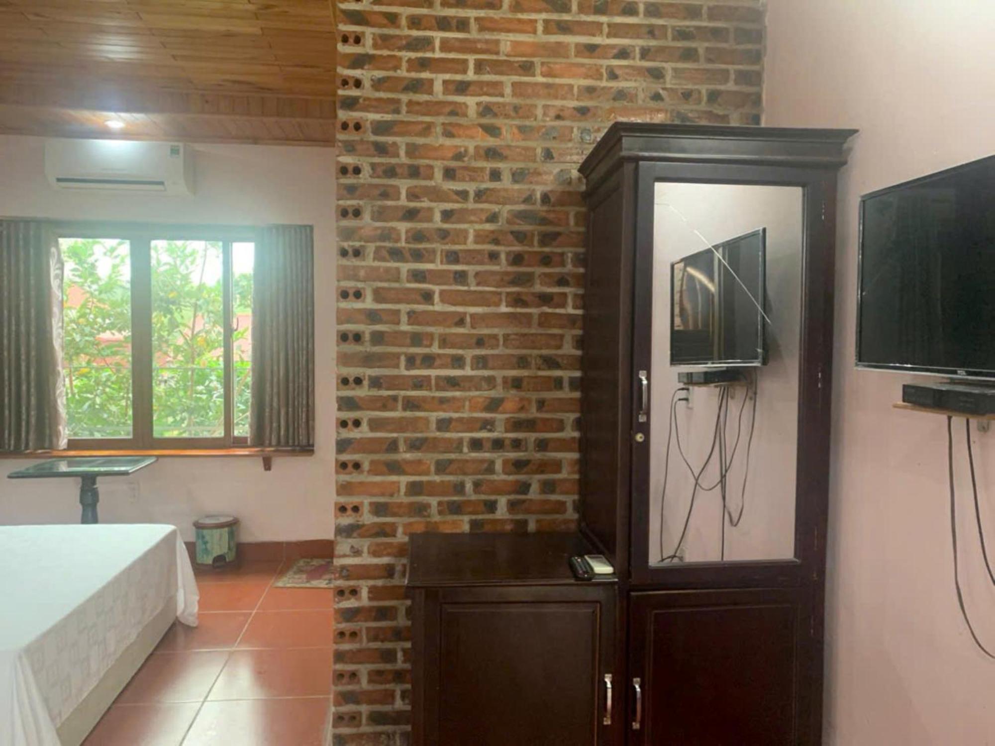 Ho Nui Dinh Hotel Нин Бин Екстериор снимка