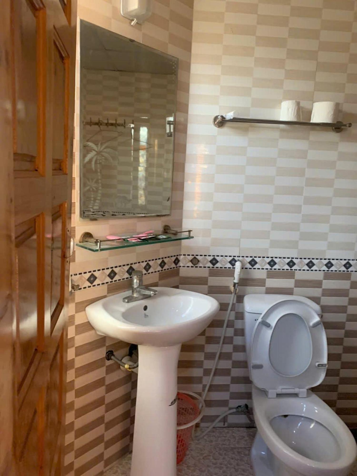 Ho Nui Dinh Hotel Нин Бин Екстериор снимка